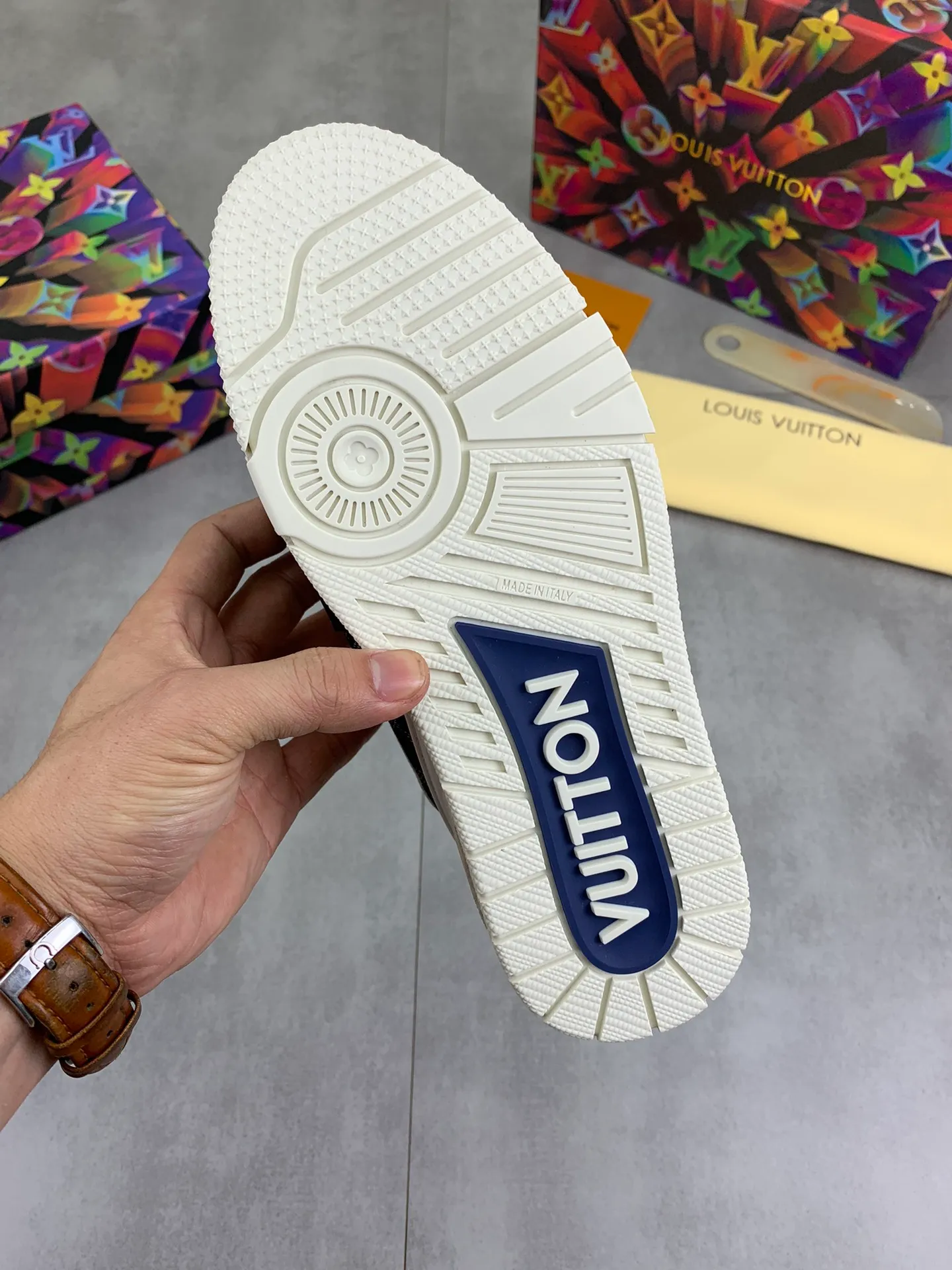 Men's shoes 💰P580 New style 💰💎💎Latest color High version 2025Louis*Vuitto* LV Traine Catwalk TRAINER outsole and fabric private model A shoe that definitely costs a lot of money and effort. This series was designed after the arrival of Vifgil. It is favored by many fans every season. Original TPU outsole Original packaging Men's size: 38-45 (46 can be customized) Color: White available (available from stock, super fast delivery)